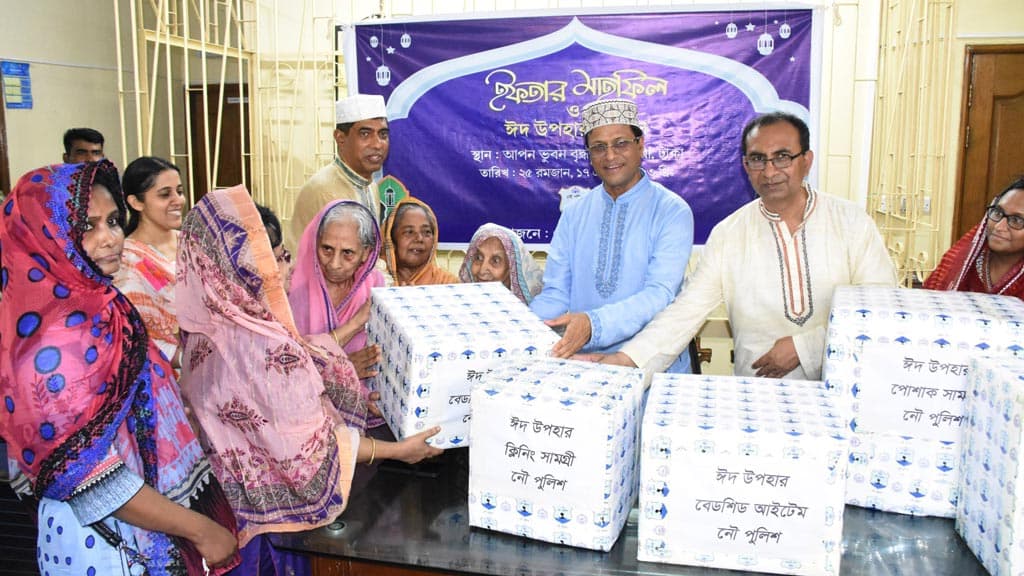 বৃদ্ধাশ্রমে ঈদ উপহার বিতরণ করলেন নৌ-পুলিশ প্রধান