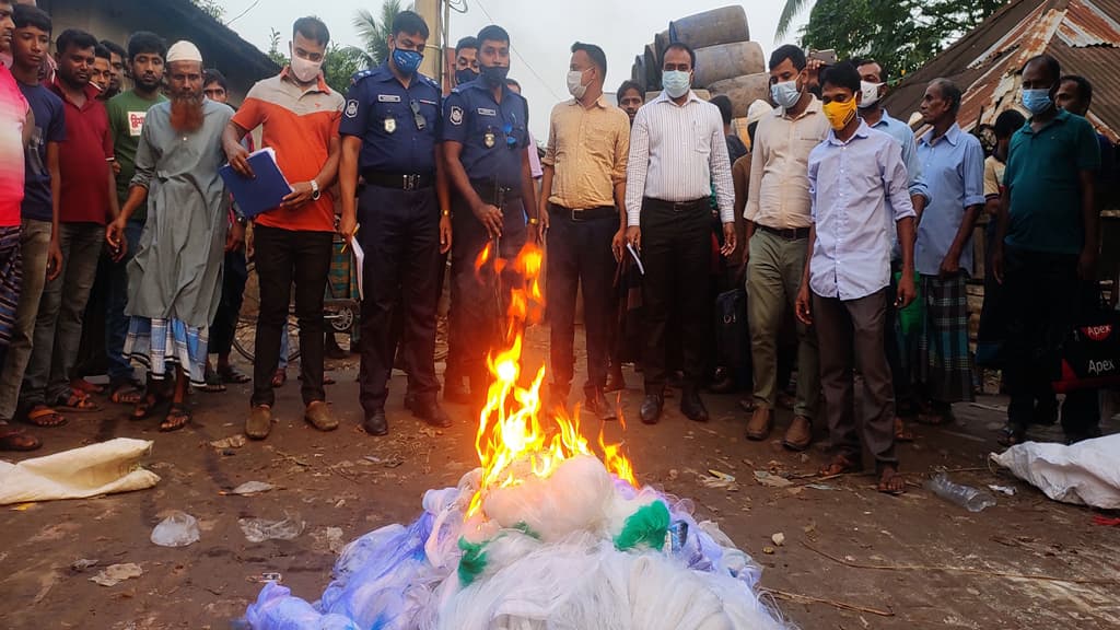 অবৈধ জাল পুড়িয়ে ধ্বংস