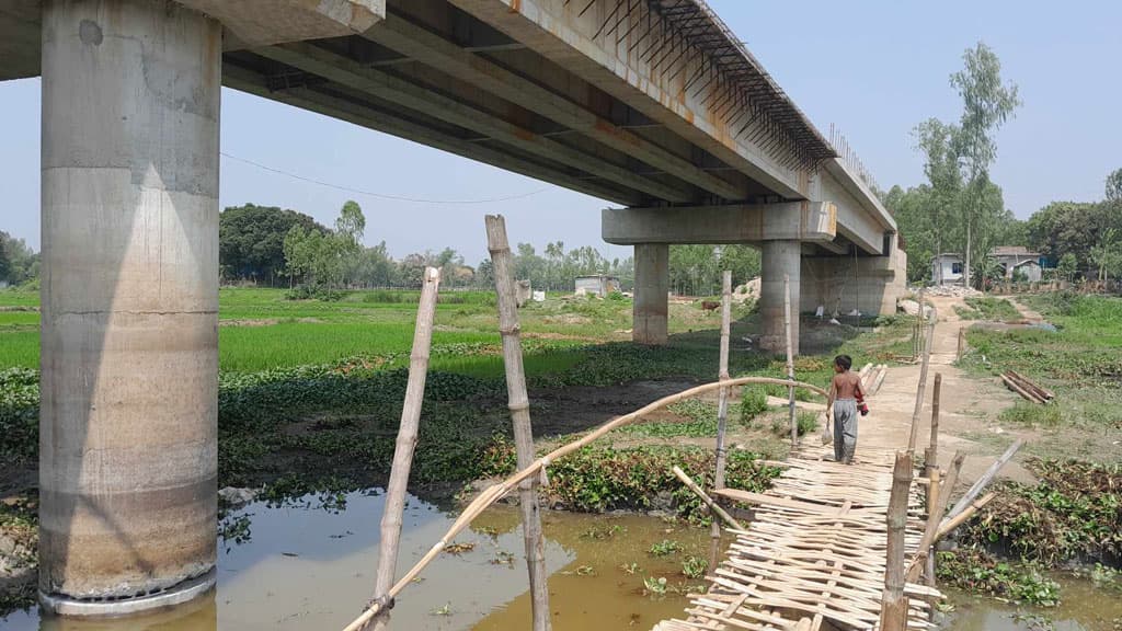 ৯ কোটি টাকার নির্মাণাধীন ব্রিজে ফাটল, রাতের আঁধারে মেরামতের চেষ্টা