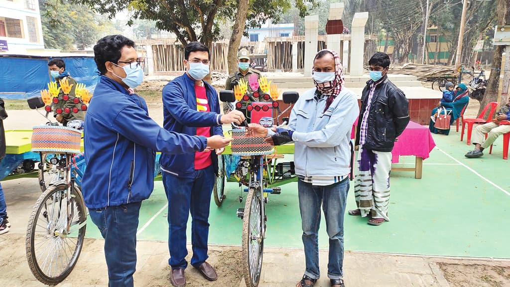 বিনা মূল্যে ভ্যান পেয়ে খুশি আট হতদরিদ্র