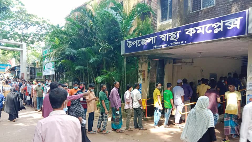 সীতাকুণ্ডে ঘরে ঘরে সর্দি-জ্বরের রোগী, হাসপাতালে উপচে পড়া ভিড়