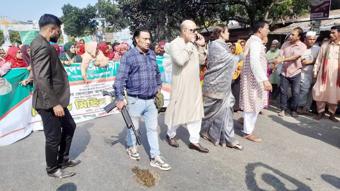 আ.লীগের মিছিলের সামনে আগ্নেয়াস্ত্র হাতে ব্যক্তি সম্পর্কে যা জানা গেল