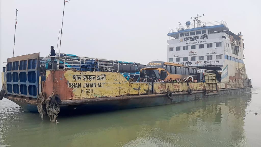 ঘন কুয়াশায় সাড়ে ৭ ঘণ্টা বন্ধ থাকার পর দৌলতদিয়া-পাটুরিয়া নৌরুটে ফেরি চলাচল শুরু