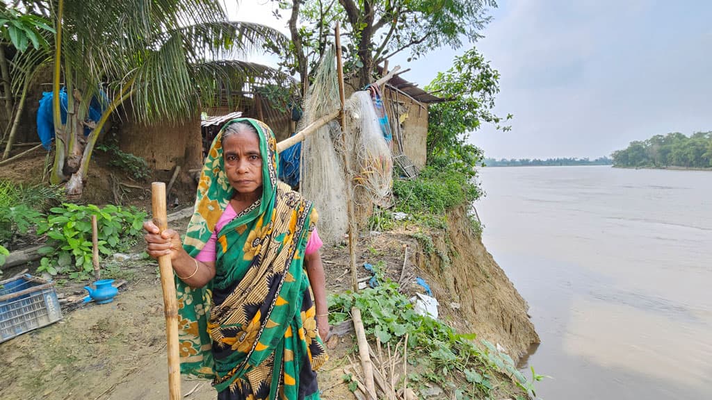 নদী থেকে দেড় হাত দূরে বসতঘরের দেয়াল, আতঙ্কে বাসিন্দারা