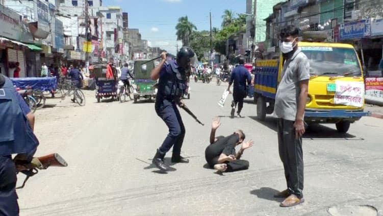 নোয়াখালীতে ১৪৪ ধারা ভঙ্গ করে মিছিল, পুলিশের লাঠিপেটা