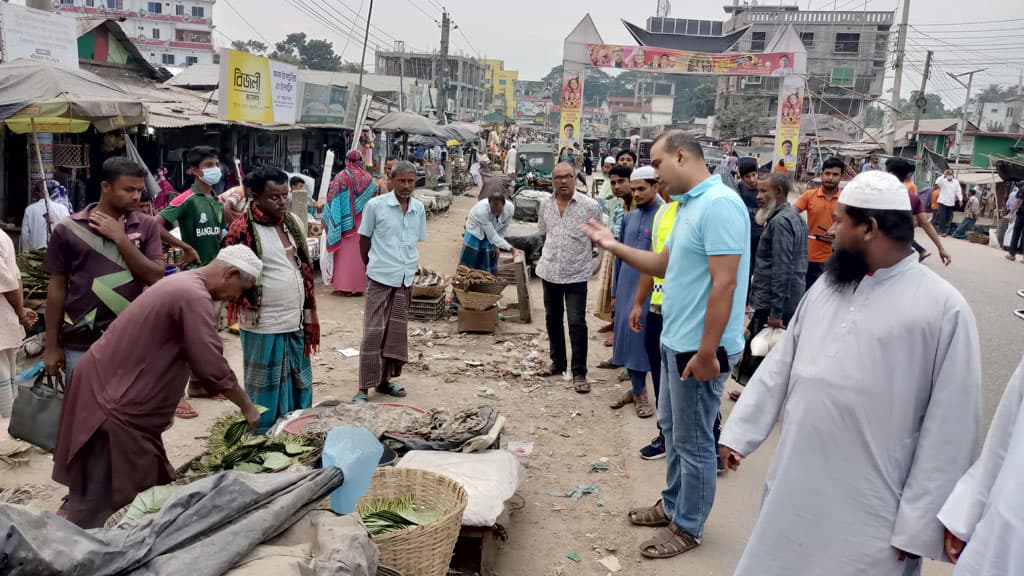 ঈশ্বরগঞ্জে অচল মহাসড়ককে সচল করতে পুলিশের উচ্ছেদ অভিযান