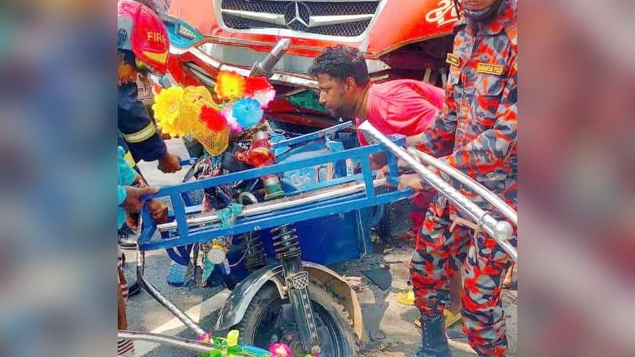 দাউদকান্দিতে বাসচাপায় দুই ইজিবাইক যাত্রী নিহত, আহত ২