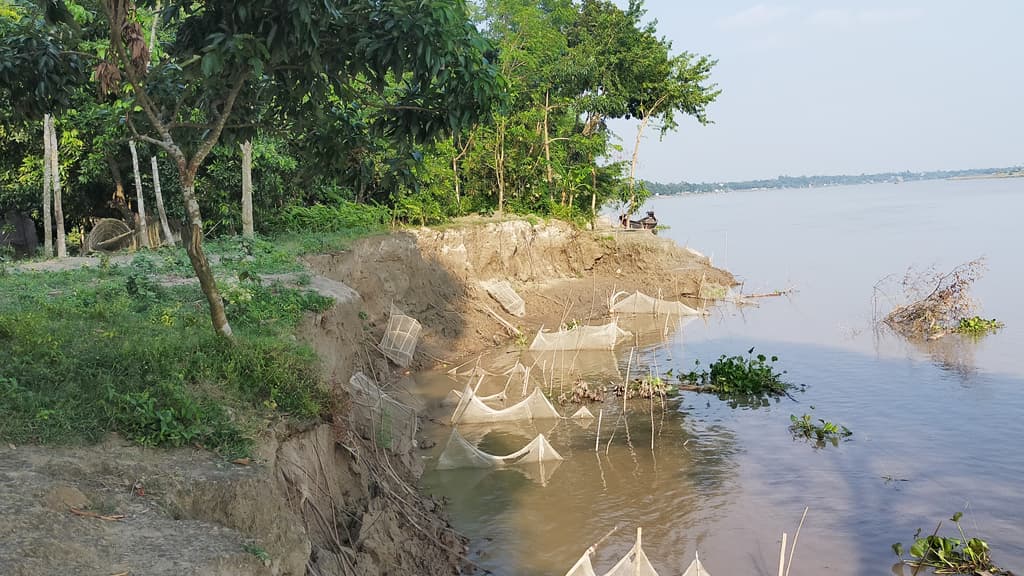 কুমারখালীতে গড়াই নদীতে হঠাৎ ভাঙন, আতঙ্কে এলাকাবাসী