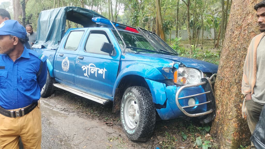 পুলিশের গাড়ি নিয়ন্ত্রণ হারিয়ে গাছে ধাক্কা, আহত ৫ 