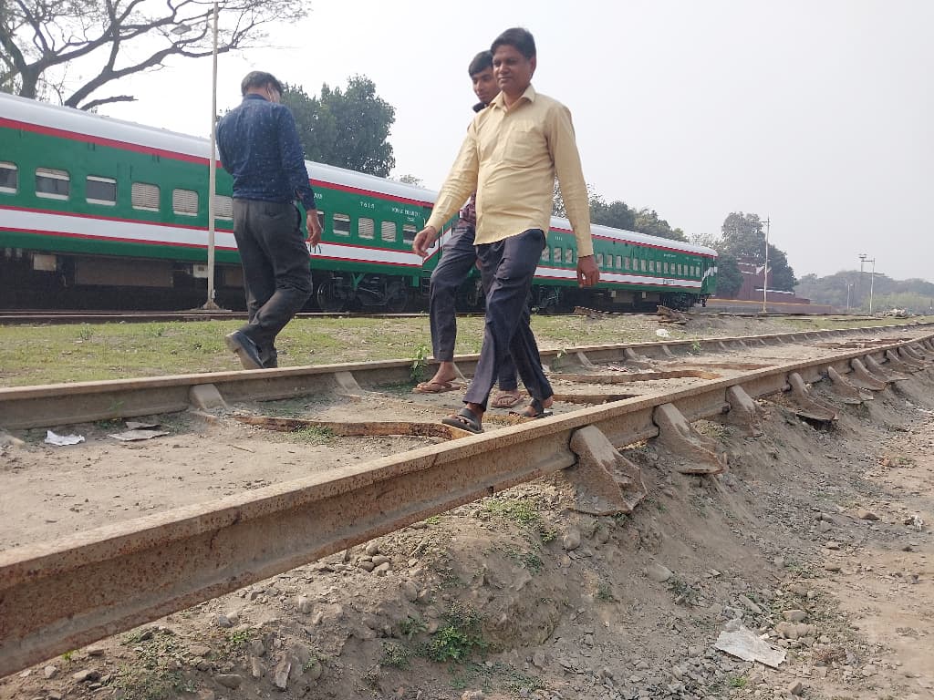 সৈয়দপুরে পাথরবিহীন রেলপথ, ঝুঁকি নিয়ে চলছে ট্রেন