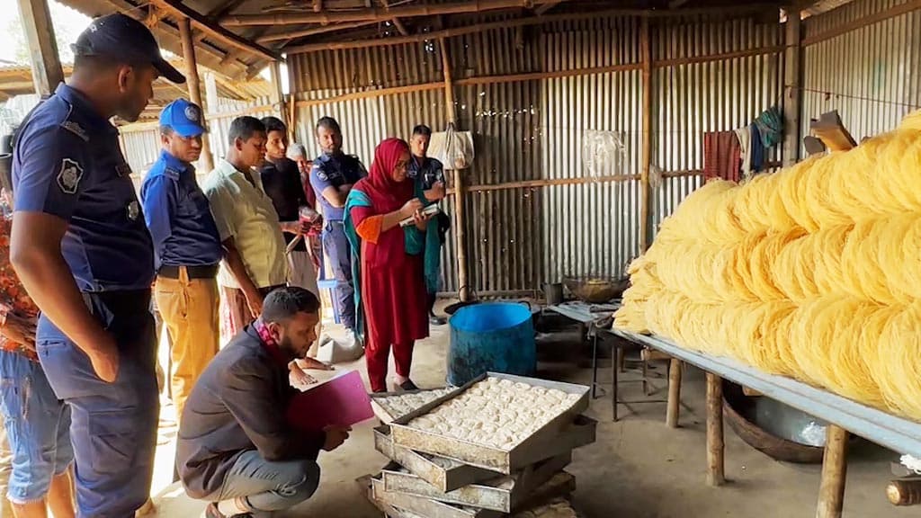 হিলিতে ৪ সেমাই কারখানাকে ৩৬ হাজার টাকা জরিমানা 