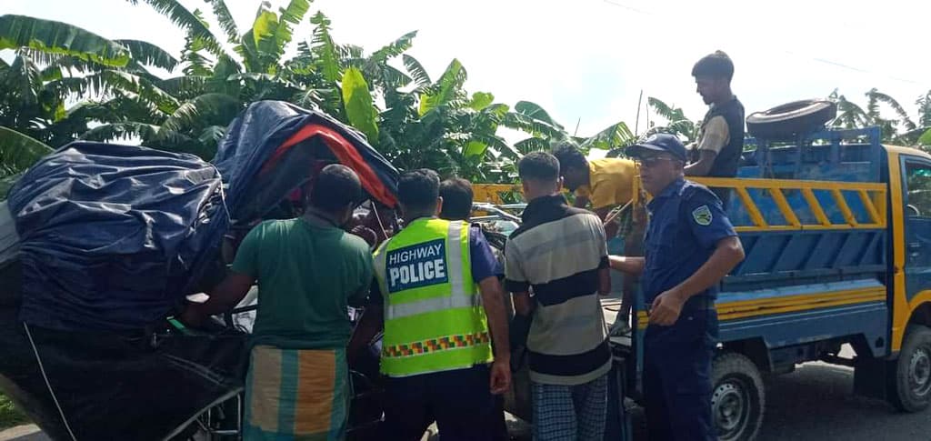 ময়মনসিংহে বাস-ইজিবাইকের মুখোমুখি সংঘর্ষে নিহত ২ 