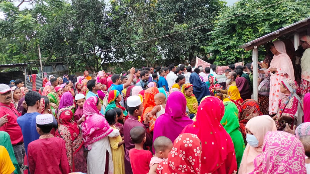 পুরো এলাকা থমথমে পুরুষেরা এলাকাছাড়া