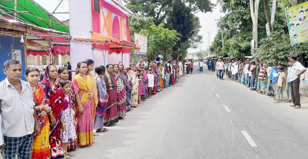 বাগেরহাটে ৭৯ বছরের ঐতিহ্যবাহী মেলা বন্ধের প্রতিবাদে মানববন্ধন