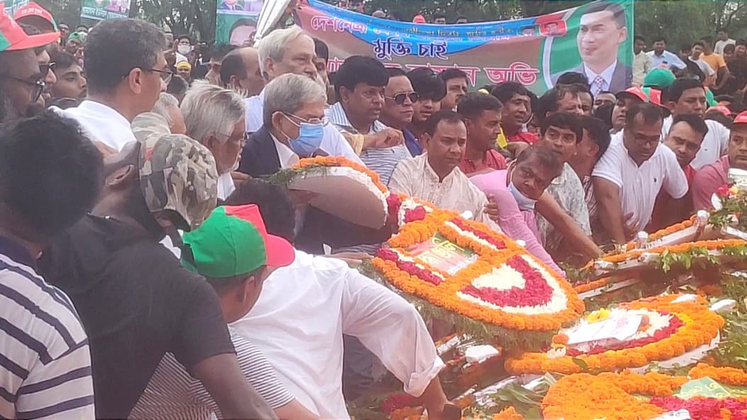 নিজেদের ঠেলাঠেলিতেই দ্বিখণ্ডিত বিএনপির পুষ্পস্তবক