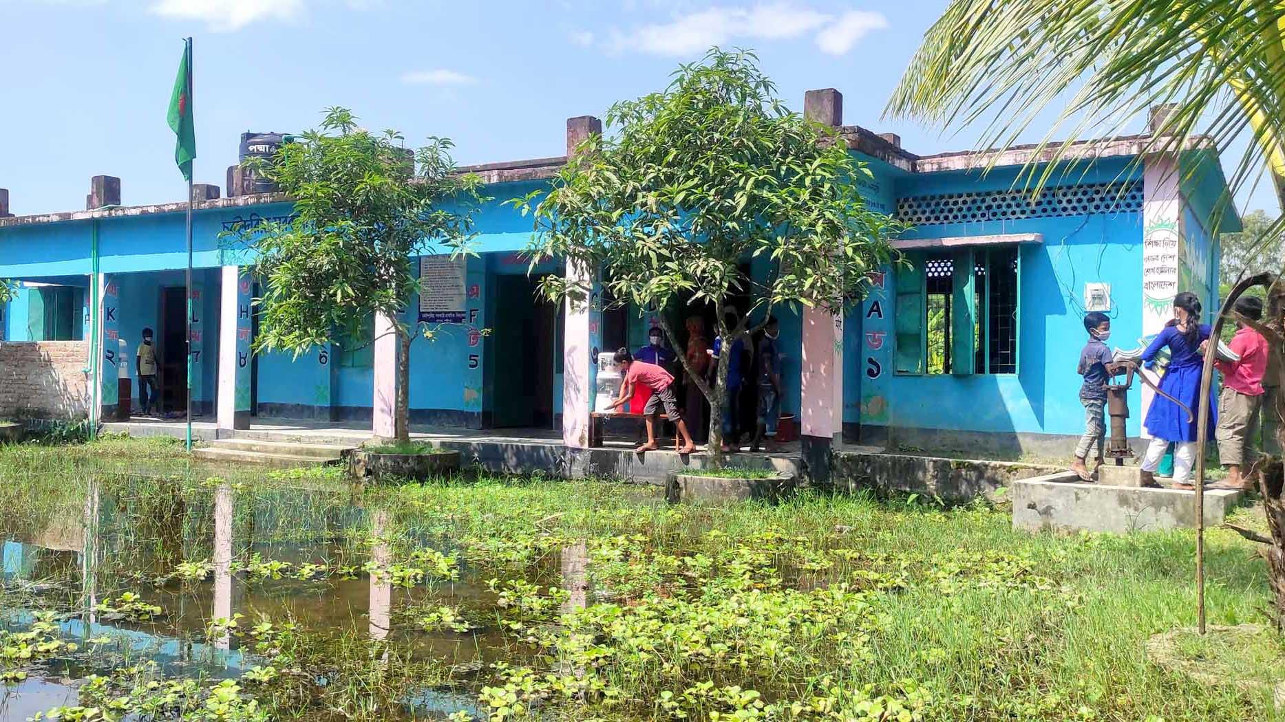 মাঠে জলাবদ্ধতা নিয়েই স্কুলে ঝুঁকিপূর্ণ পাঠদান