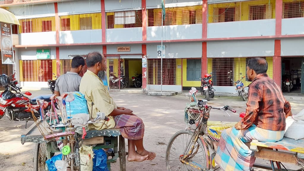 অফিস খোলেনি সকাল ৮টায়, সাড়ে ৯টাতেও আসেননি কর্মকর্তারা