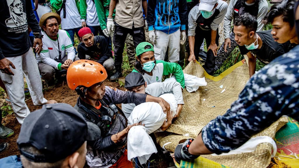 ইন্দোনেশিয়ায় ভূমিকম্পে নিহতের সংখ্যা বেড়ে ৩১০ 