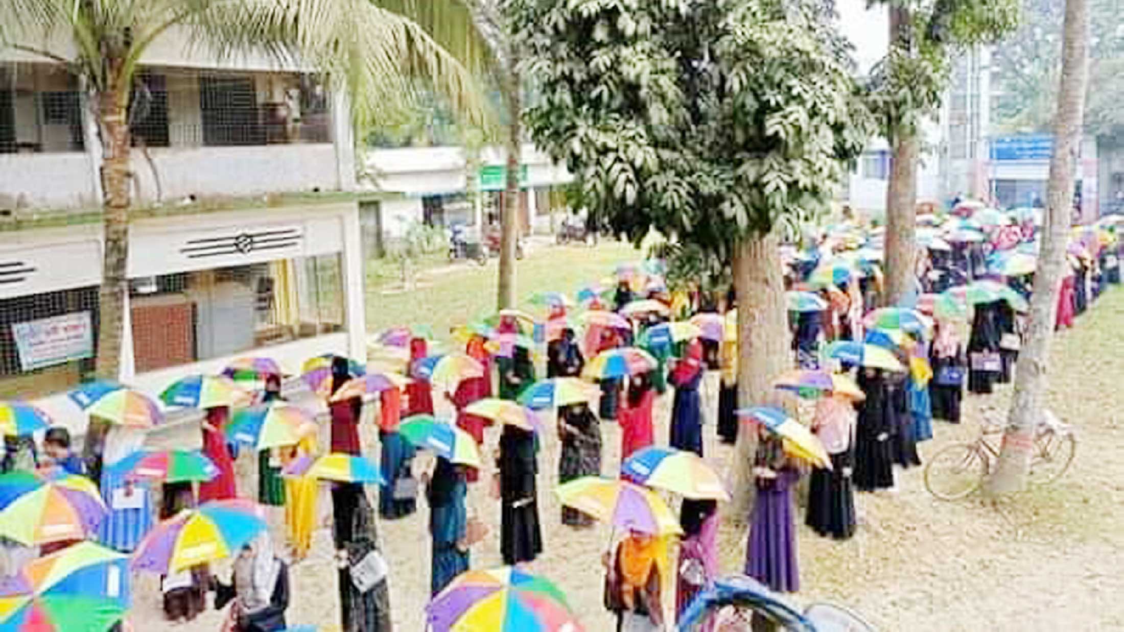 পাকুন্দিয়ায় শতাধিক কিশোরী পেল রঙিন ছাতা 