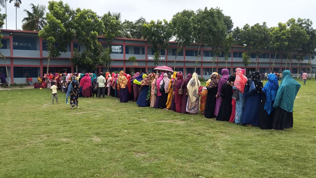 নারী ভোটারের উপস্থিতি বেশি, ভোট দিতে সময়ও লাগছে বেশি