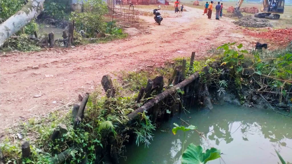 ইটভাটায় যাতায়াতে খালে বাঁধ