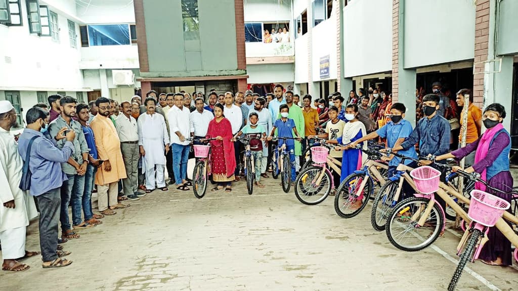 হেঁটে নয়, বাইসাইকেলে স্কুলে যাবে শিক্ষার্থীরা