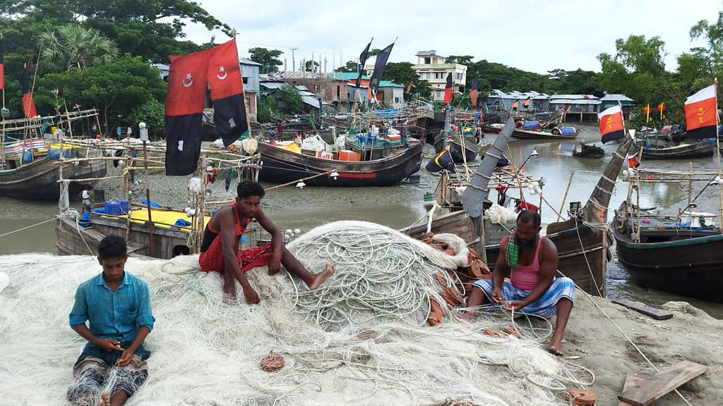 মাছ শিকারে নিষেধাজ্ঞা: হাতিয়ায় ২০ হাজার জেলের ৭ হাজারই চাল পাননি 