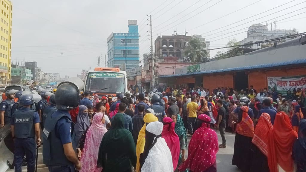 বকেয়া বেতন-ভাতার দাবিতে ঢাকা-টাঙ্গাইল মহাসড়ক অবরোধ