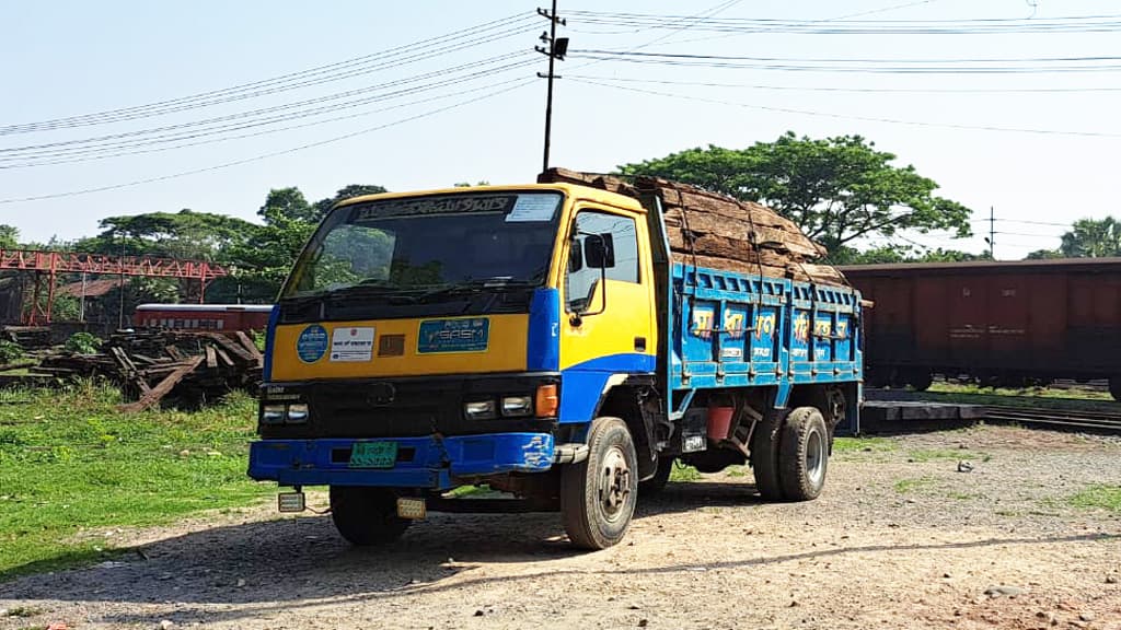 চট্টগ্রামে ট্রাকভর্তি রেলের মালামাল জব্দ