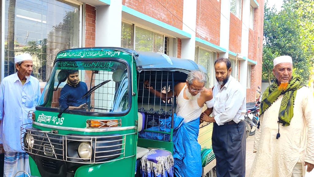 চট্টগ্রামে ব্যবসায়ীকে ছুরিকাঘাত করে ১৫ লাখ টাকা ছিনতাই 