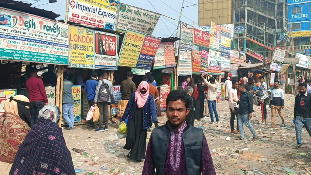 দুর্ভোগ নিয়েই গ্রামের দিকে ছুটছেন মানুষ, বাড়তি ভাড়া