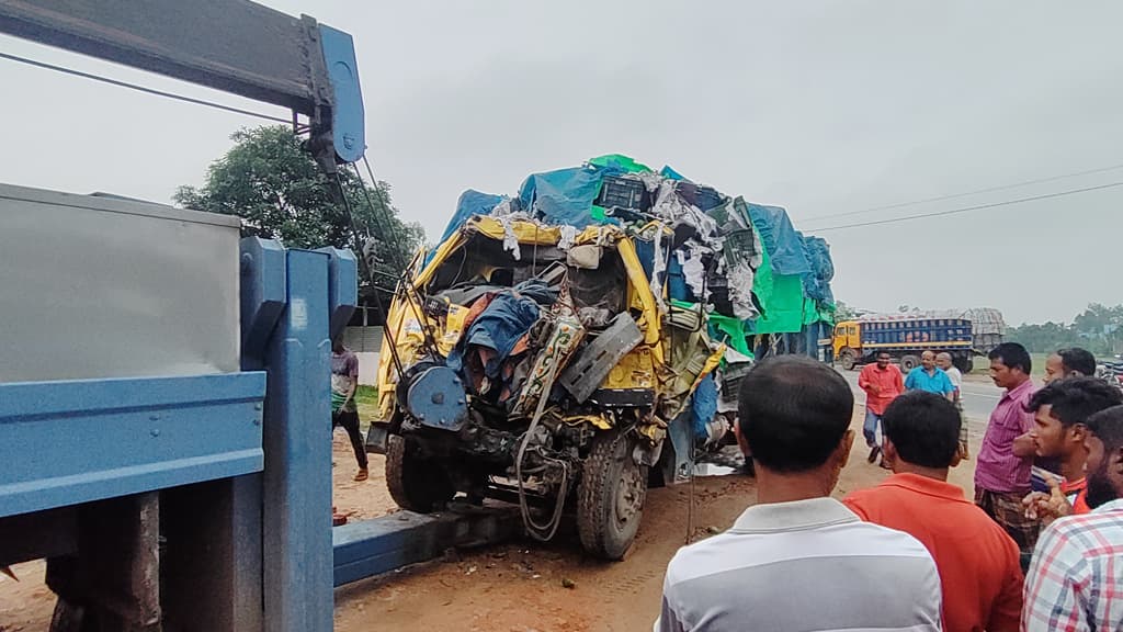 দিনাজপুরে সেই ট্রাকে চালকের আসনে ছিলেন সহকারী, ভ্যানকে চাপা দিয়ে বাসের সঙ্গে সংঘর্ষ