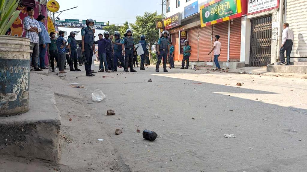 রাজধানীর মাতুয়াইলে ককটেল বিস্ফোরণ, ৩ পুলিশ আহত