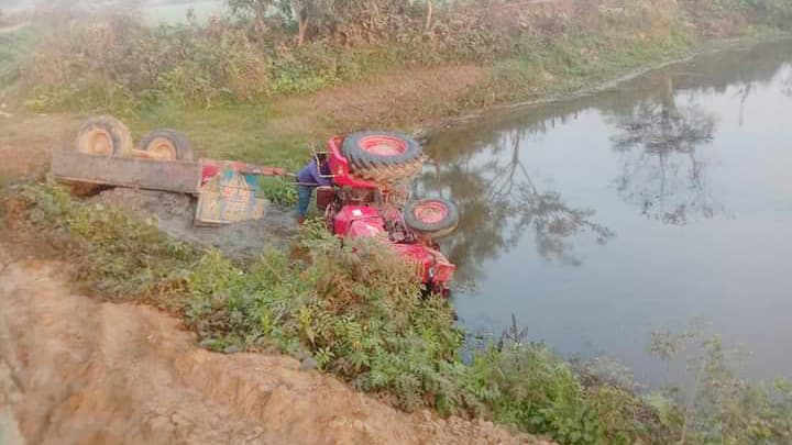 আখাউড়ায় সড়কের পাশের খাদে ট্রাক্টর উল্টে চালক নিহত