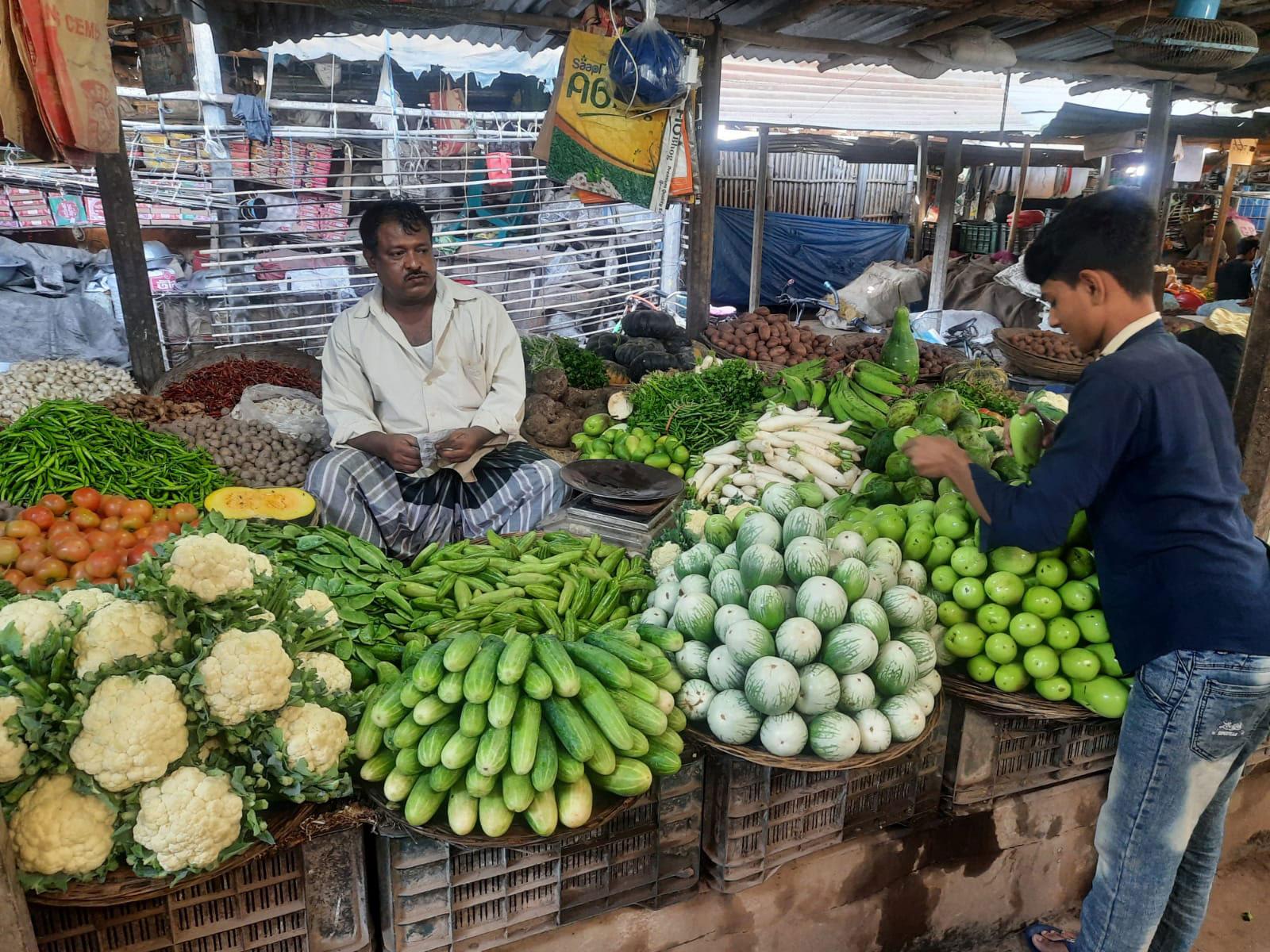 বৃষ্টির ঝাপটায় খুচরা সবজির দাম দ্বিগুণ