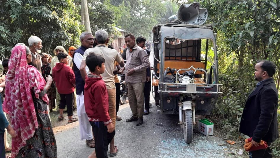 চারঘাটে দুই স্বতন্ত্র চেয়ারম্যান পদপ্রার্থীর প্রচার গাড়িতে হামলা, ভাঙচুর