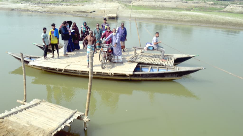 ঘাগটে সেতু নেই, ১৫ গ্রামের বাসিন্দাদের ভরসা নৌকা