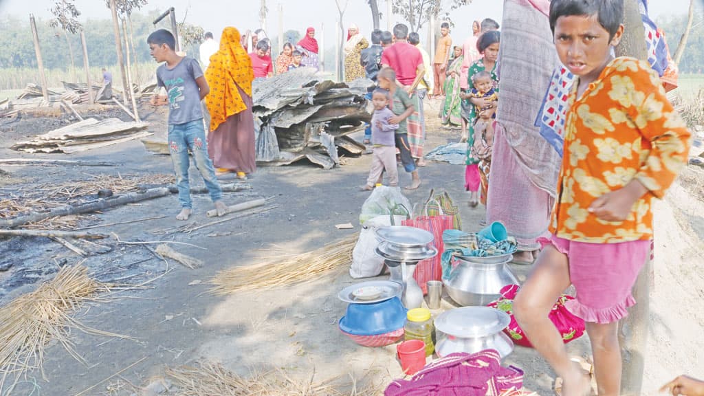 দুর্বৃত্তের আগুনে নিঃস্ব ভ্যানচালক