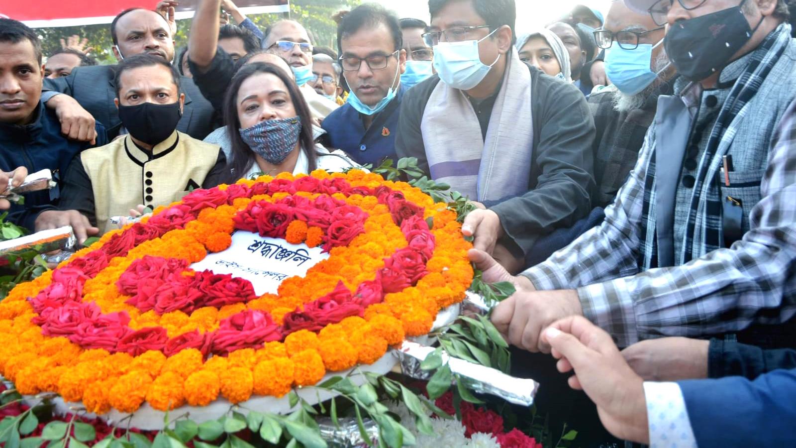 শহীদ বুদ্ধিজীবী স্মৃতিসৌধে জাতীয় বিশ্ববিদ্যালয় উপাচার্যের শ্রদ্ধা