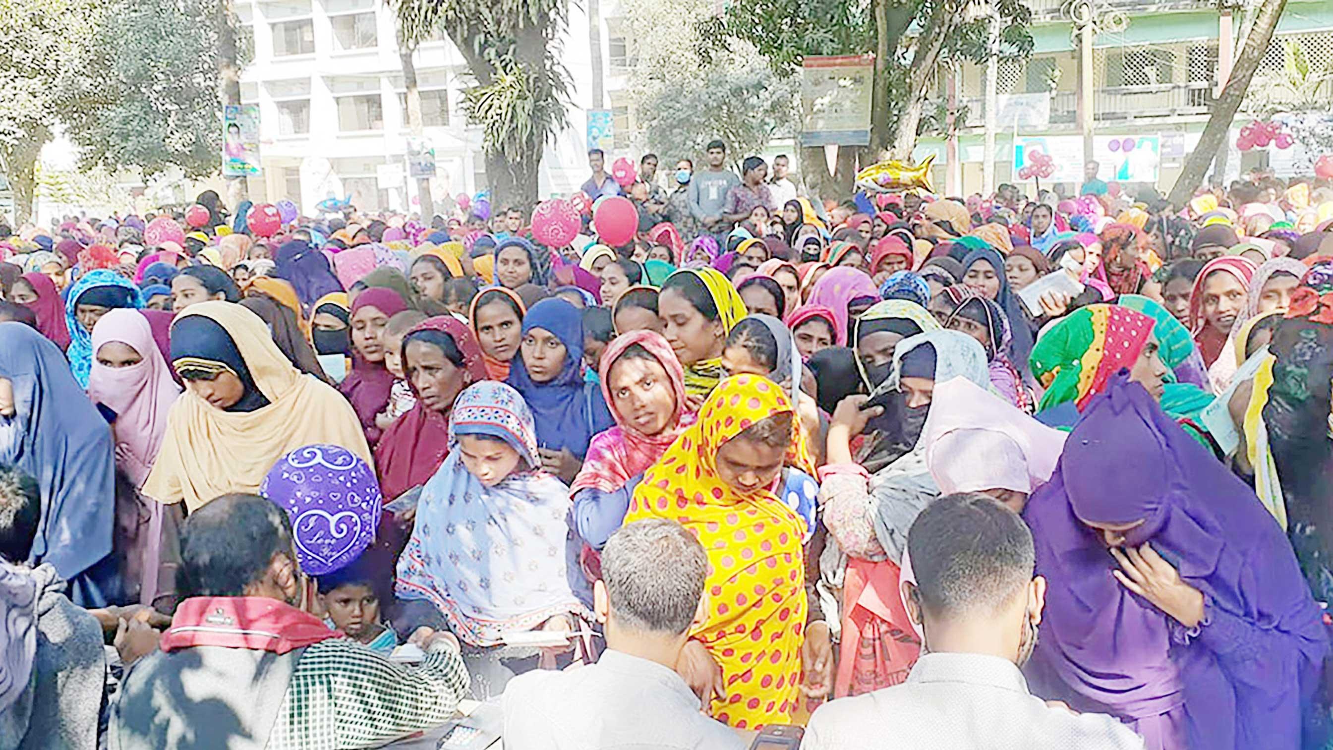 টাকা বিতরণের সময় স্বাস্থ্যবিধি উপেক্ষিত