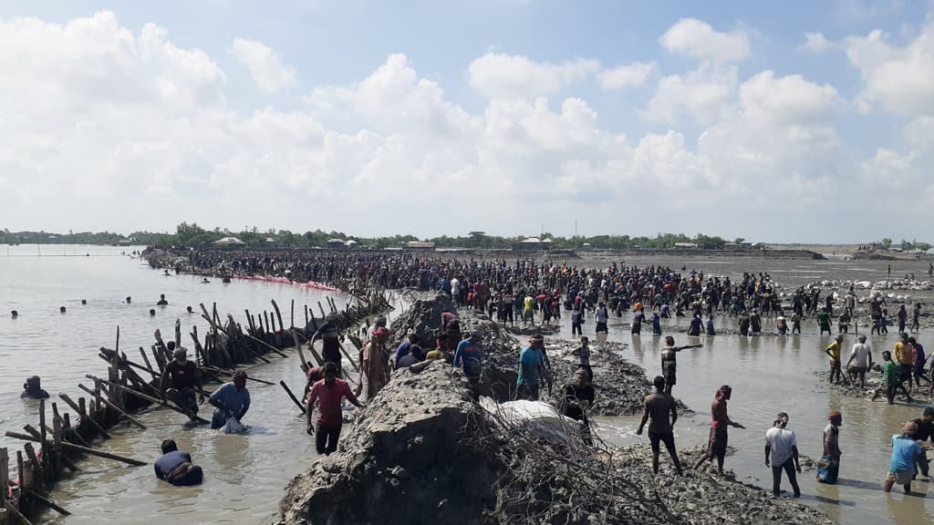 ফের ভাঙল বেড়িবাঁধ মেরামতের চেষ্টা ব্যর্থ