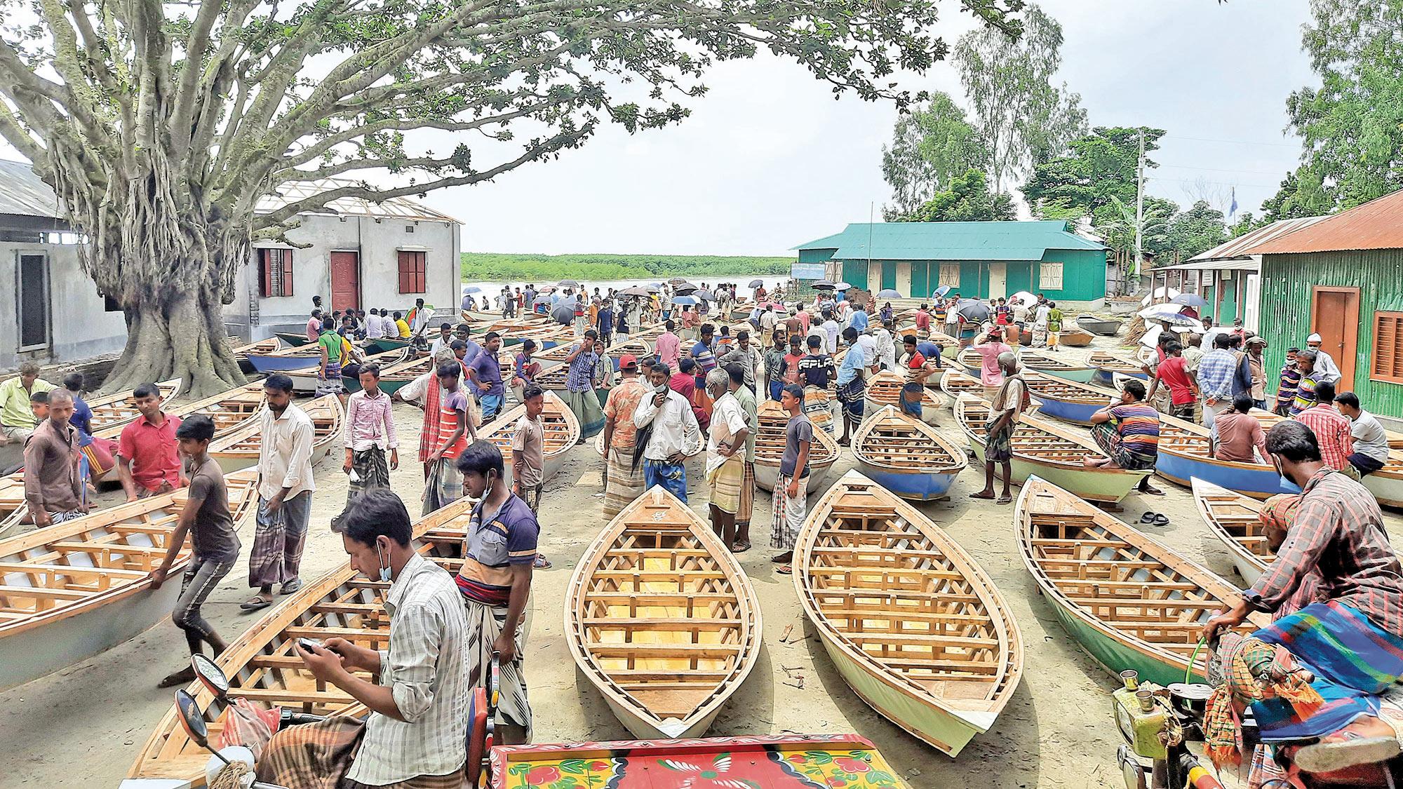 শতবর্ষী নৌকার হাট