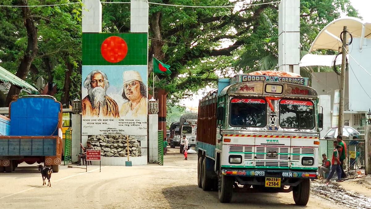 বাংলাদেশ-ভারত বাণিজ্য: রুপিতে লেনদেন গ্রাহক পেলেই