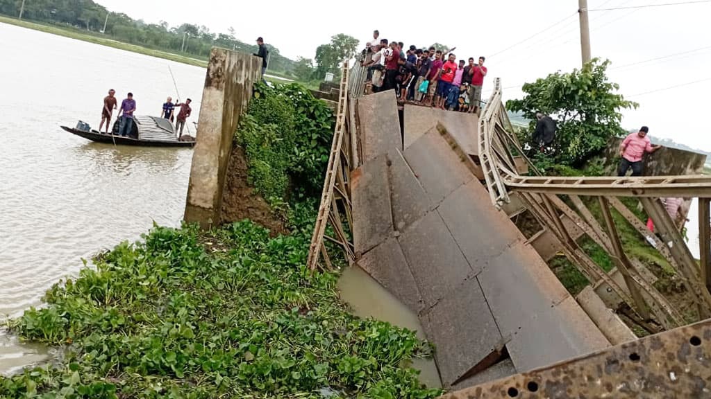 সেতু ভেঙে নদীতে সিমেন্টবোঝাই ট্রাক, চালকসহ দুজনের মরদেহ উদ্ধার