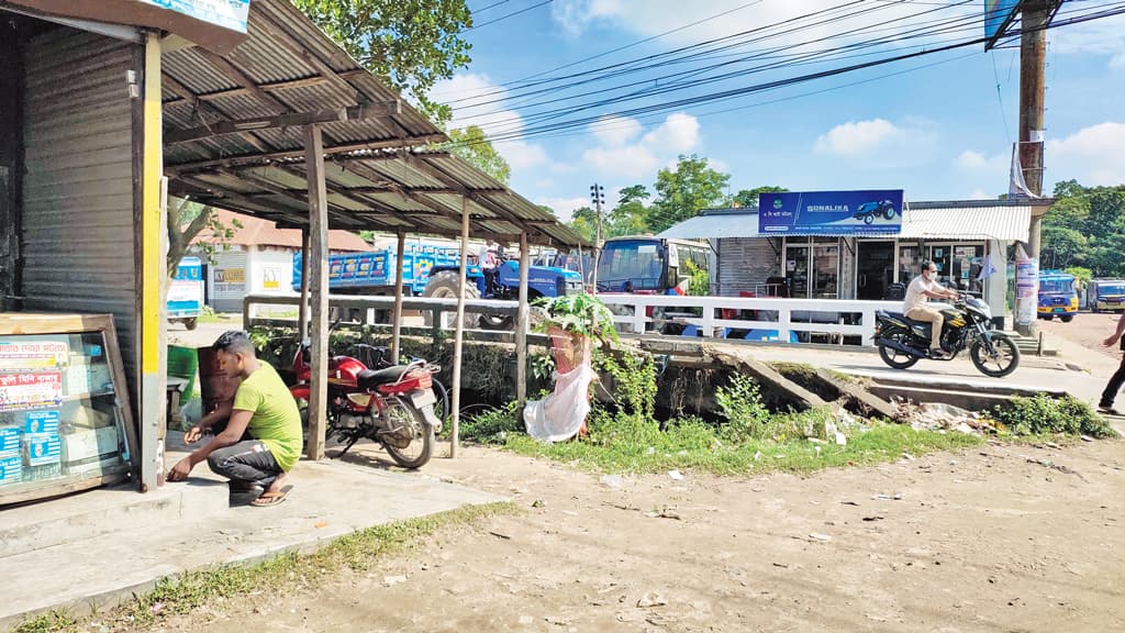 ৭টি সেতু দাঁড়িয়ে, খালটি শুধু গায়েব