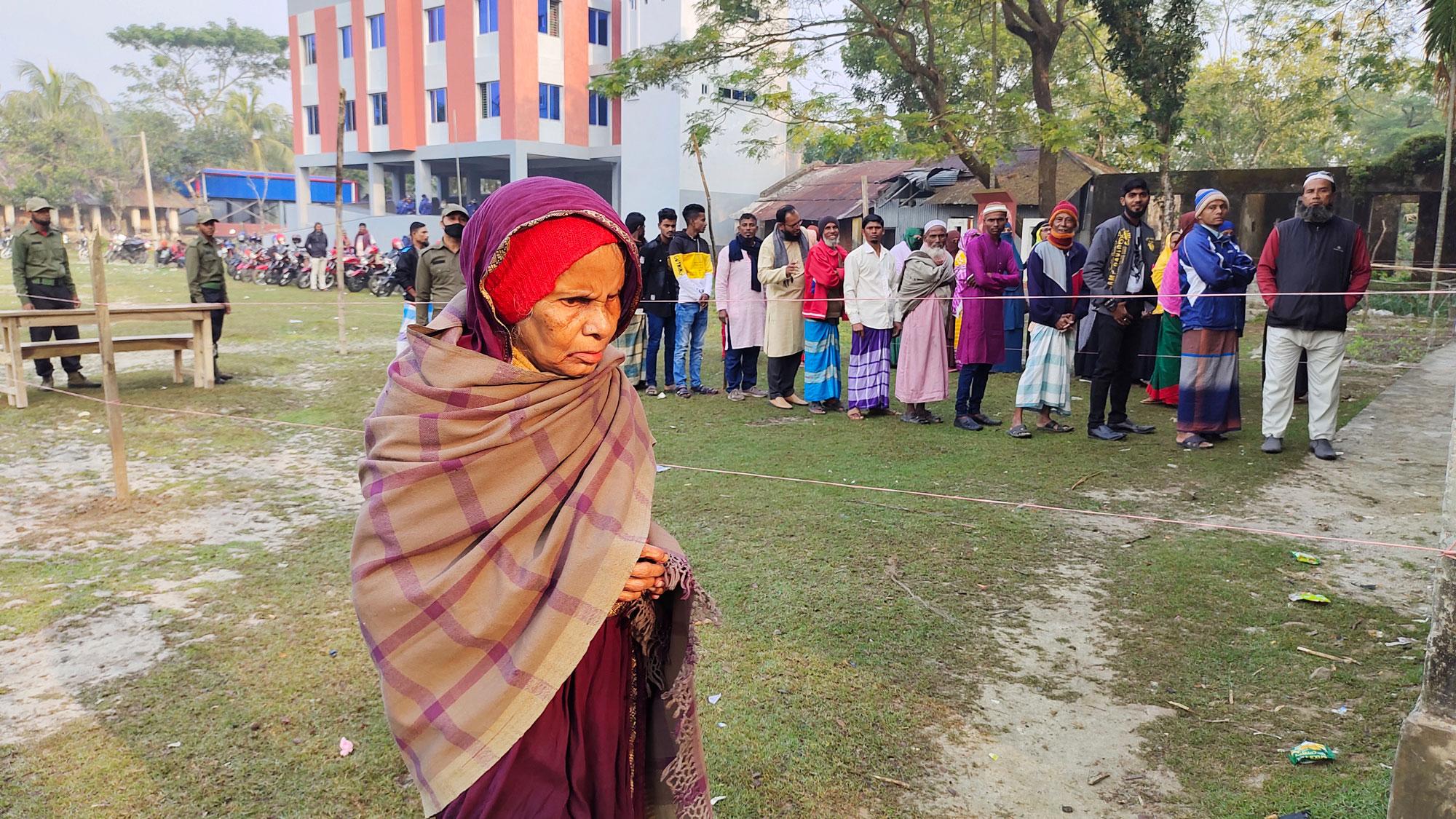 পটুয়াখালীর ৭ ইউনিয়নে শীত উপেক্ষা করে ভোটগ্রহণ চলছে