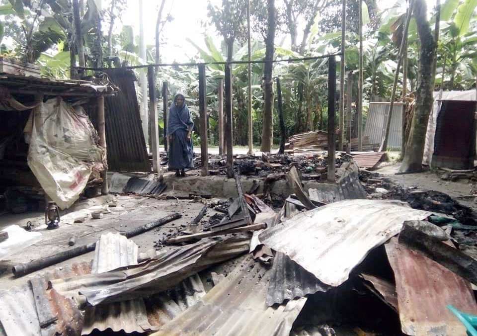 বিধবা শাশুড়ির বসতঘর আগুনে পুড়িয়ে দিল সাবেক জামাই