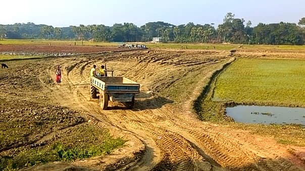 কৃষিজমির মাটি যাচ্ছে ভাটায়