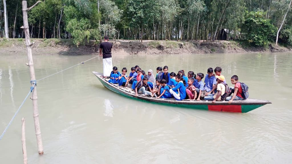 সেতুর অভাবে দুর্ভোগ ৮ গ্রামের মানুষের