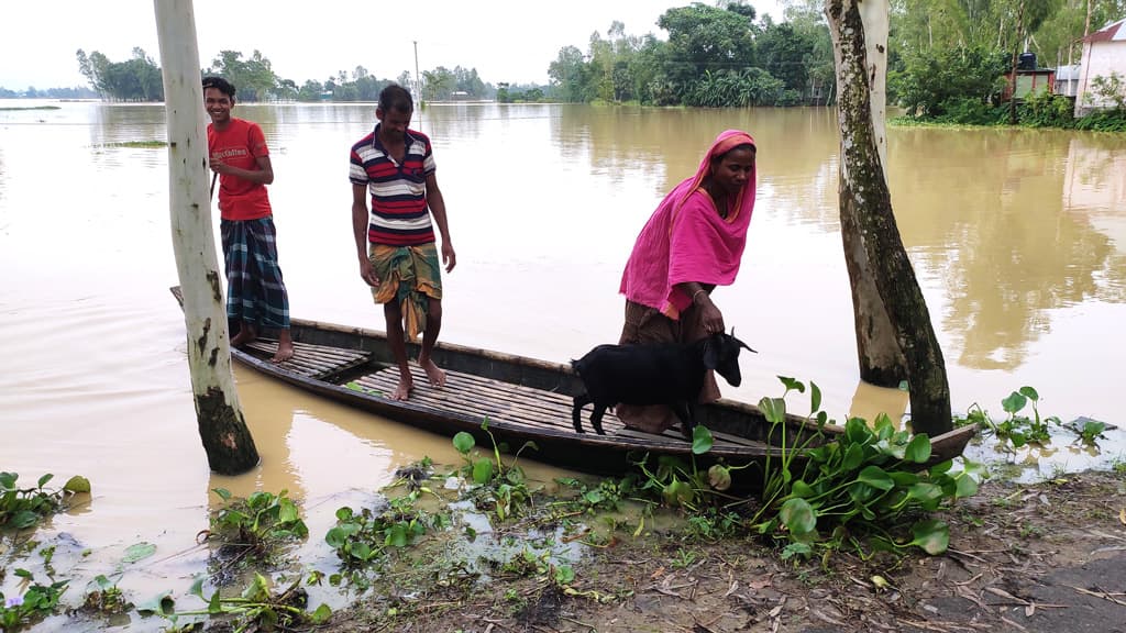 বাড়ছে পানি, দুর্ভোগে মানুষ